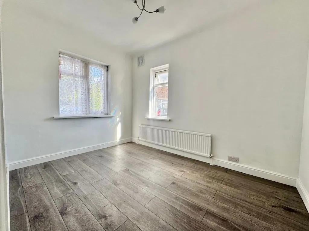 Flat Clifton Road in Slough