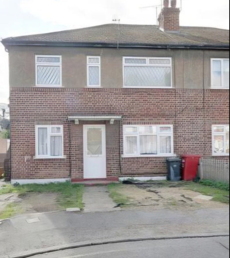 Flat Clifton Road in Slough