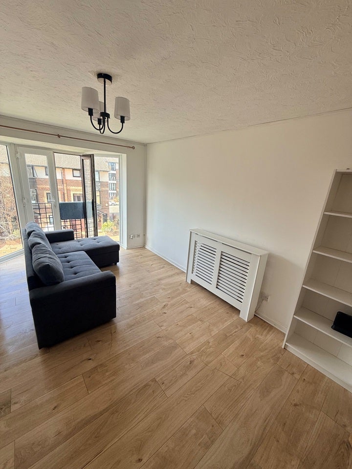 Flat Barnfield Place in Greater London
