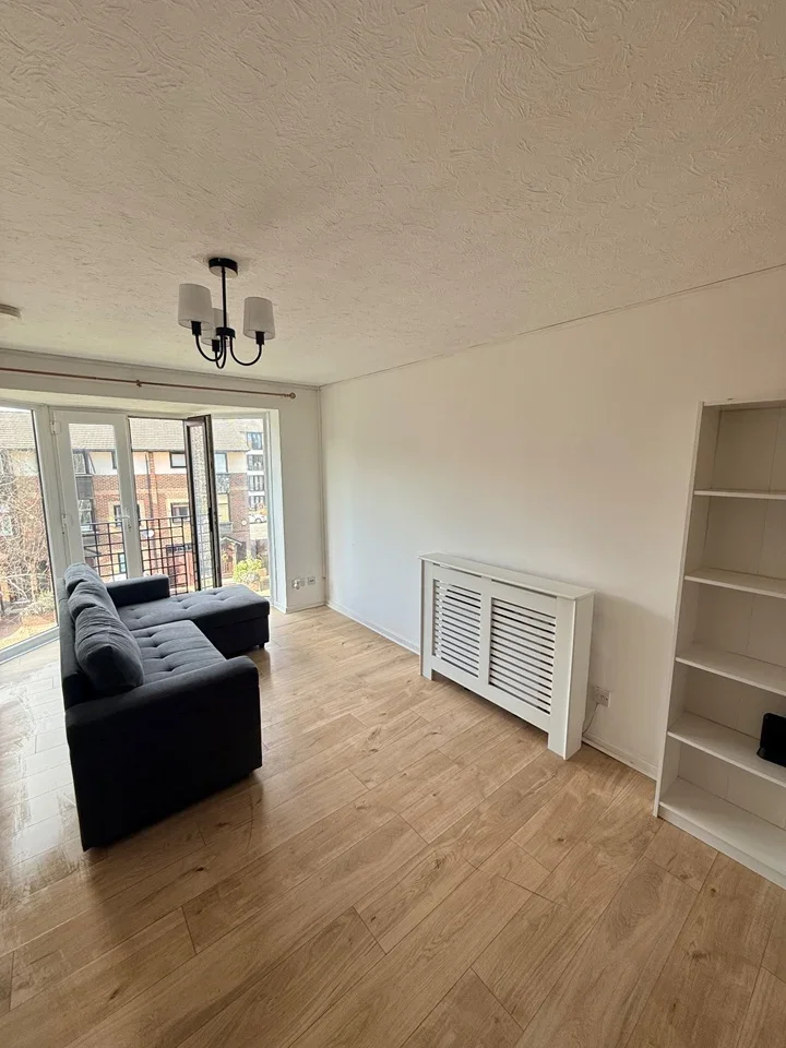 Flat Barnfield Place in Greater London