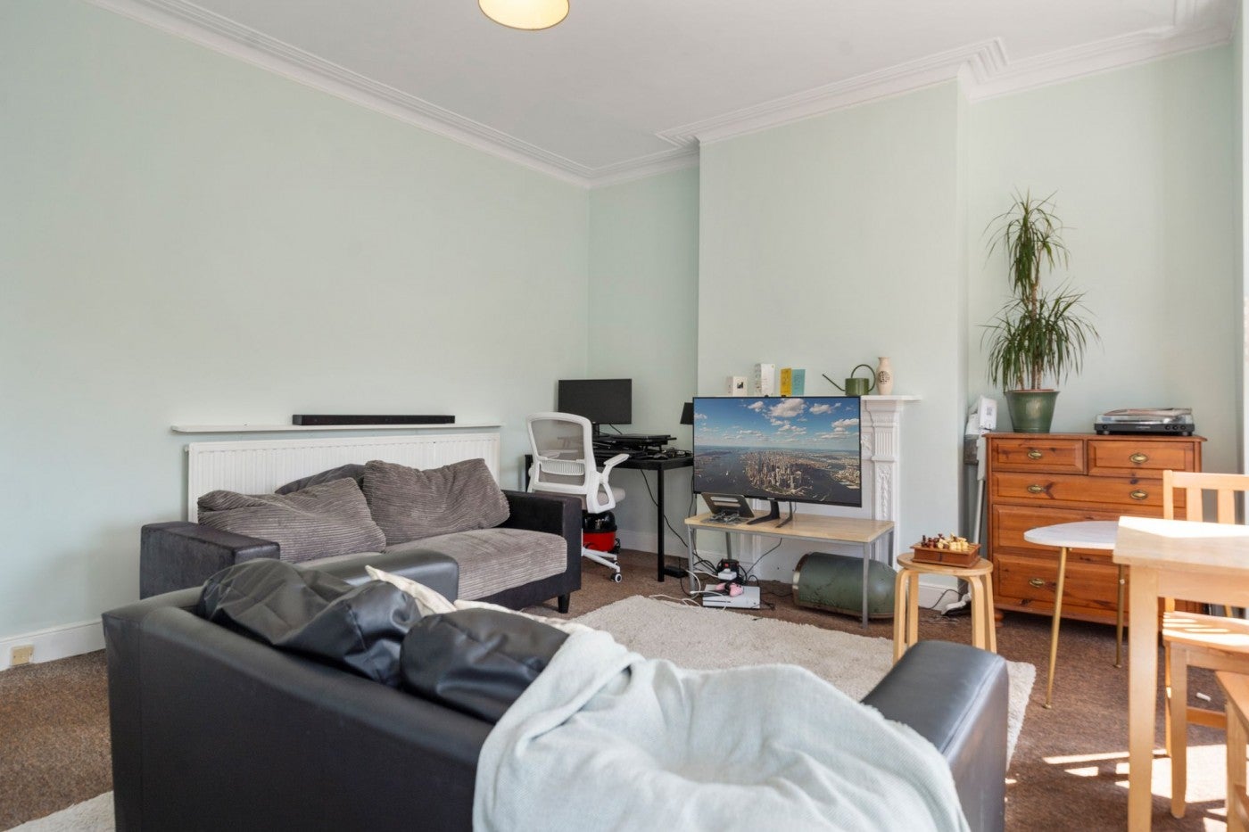 Flat Duckett Road in Greater London