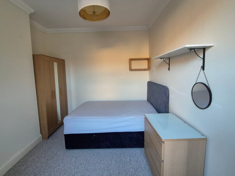 Room Bath Road in Bristol