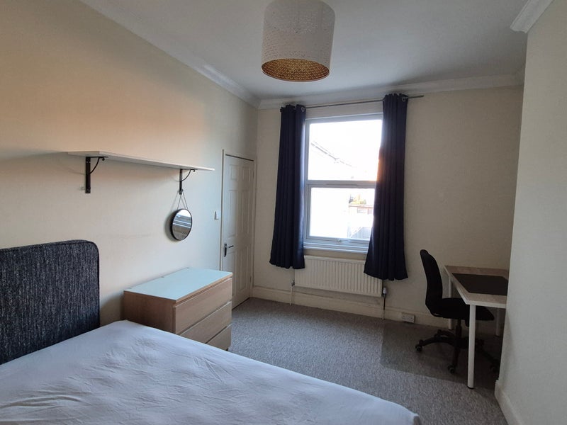 Room Bath Road in Bristol