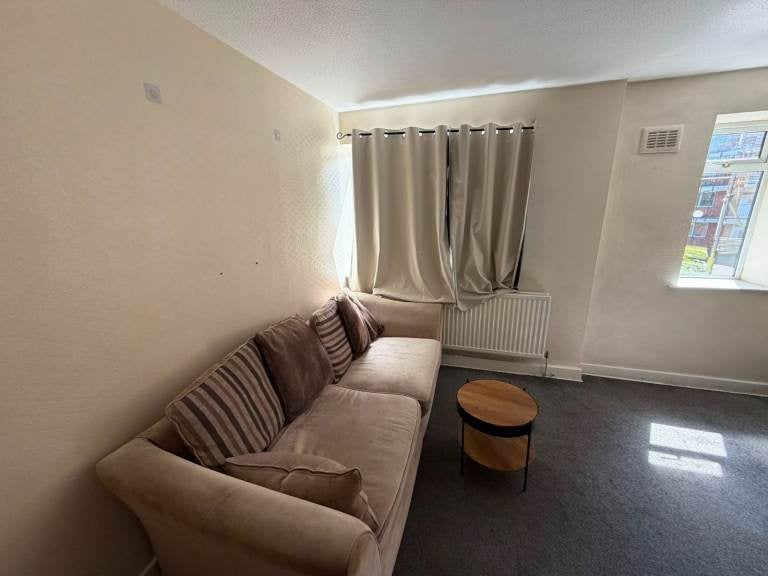 Room Eccles New Road in Salford