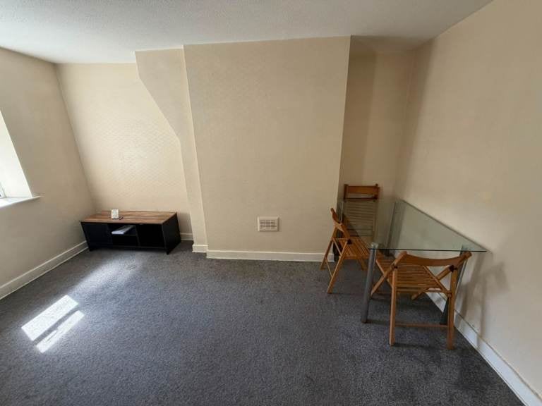 Room Eccles New Road in Salford