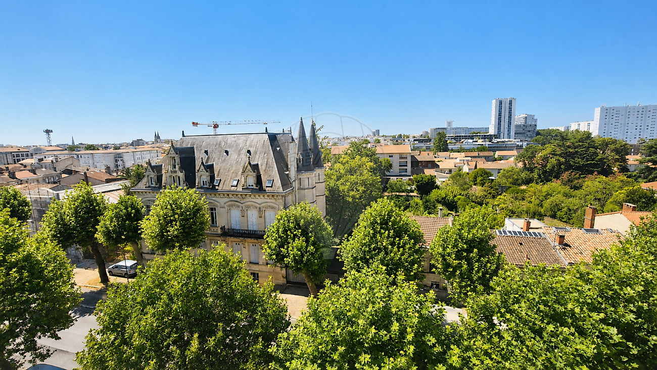 Chambre Cours du Médoc à Bordeaux