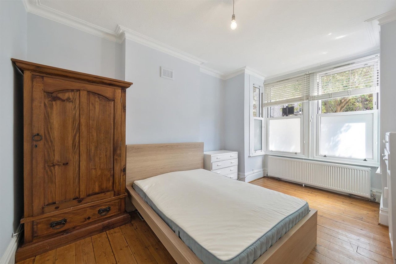 Flat Lambert Road in Greater London