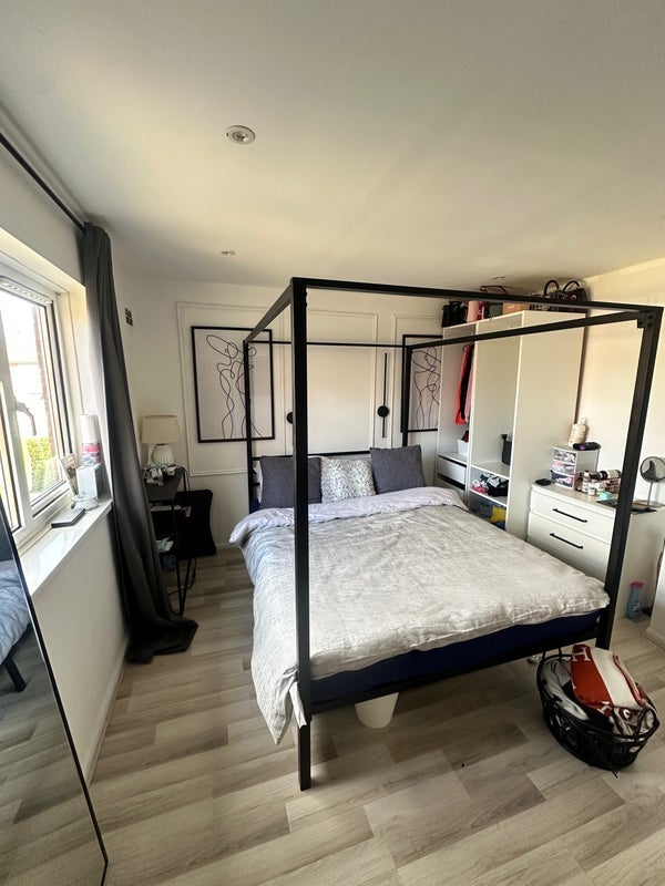 Room Robin Drive in Ipswich