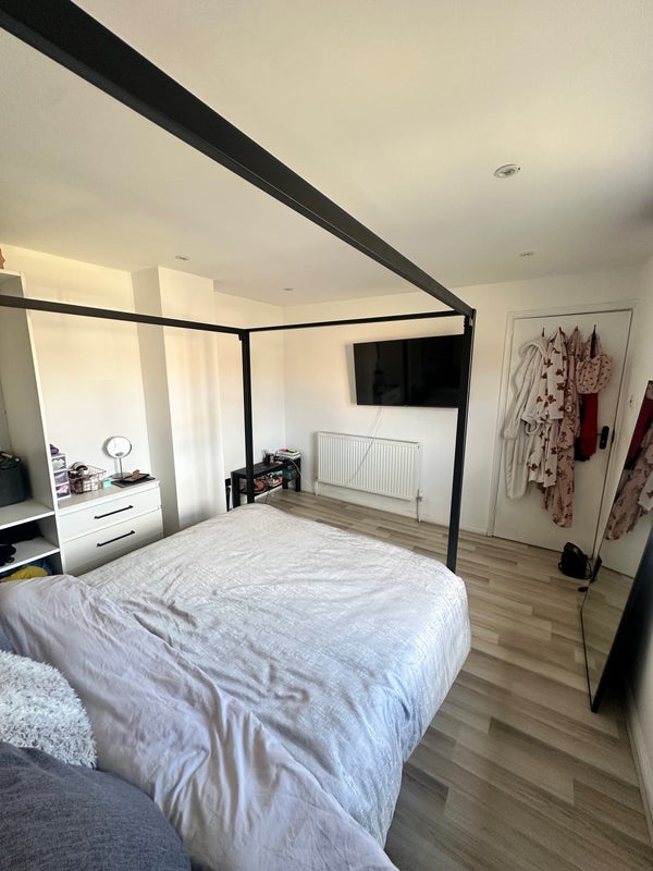 Room Robin Drive in Ipswich