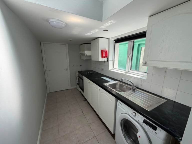 Flat Whitworth Road in Greater London