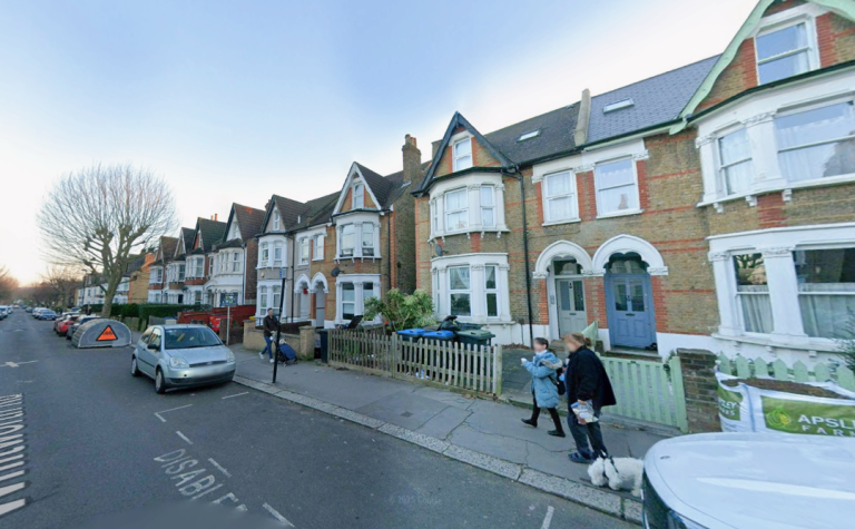 Flat Whitworth Road in Greater London
