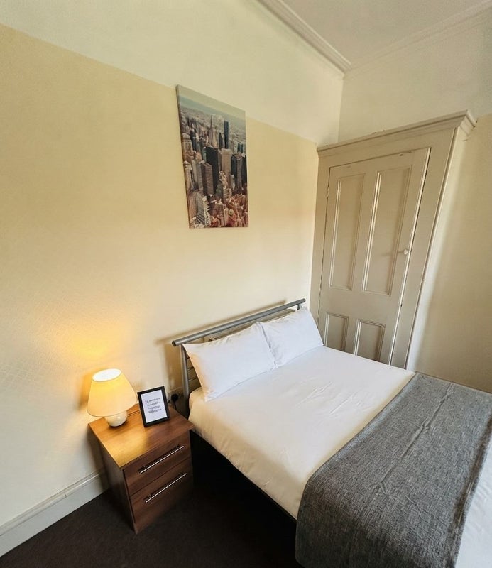 Room Neville Road in Crosby
