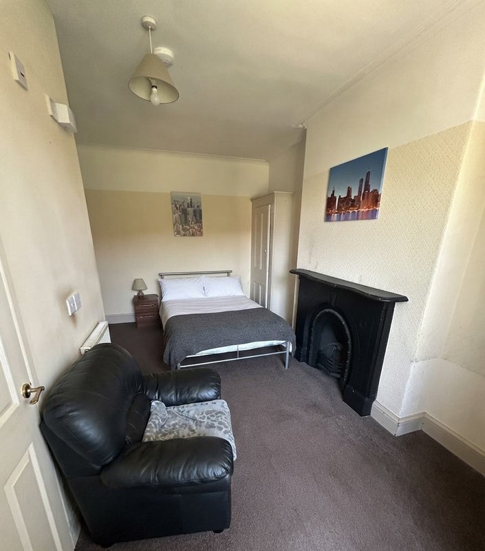 Room Neville Road in Crosby