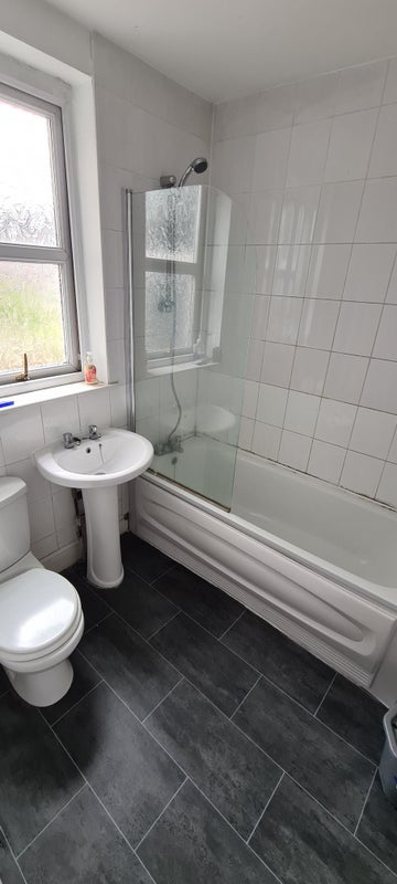 Room Neville Road in Crosby