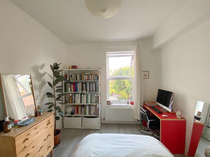 Room Evering Road in Greater London