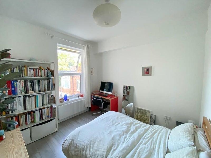 Room Evering Road in Greater London