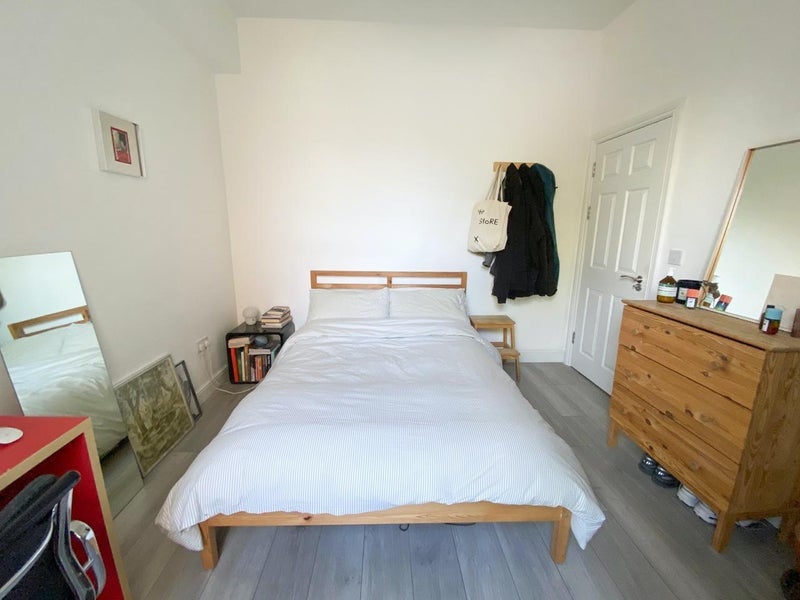 Room Evering Road in Greater London