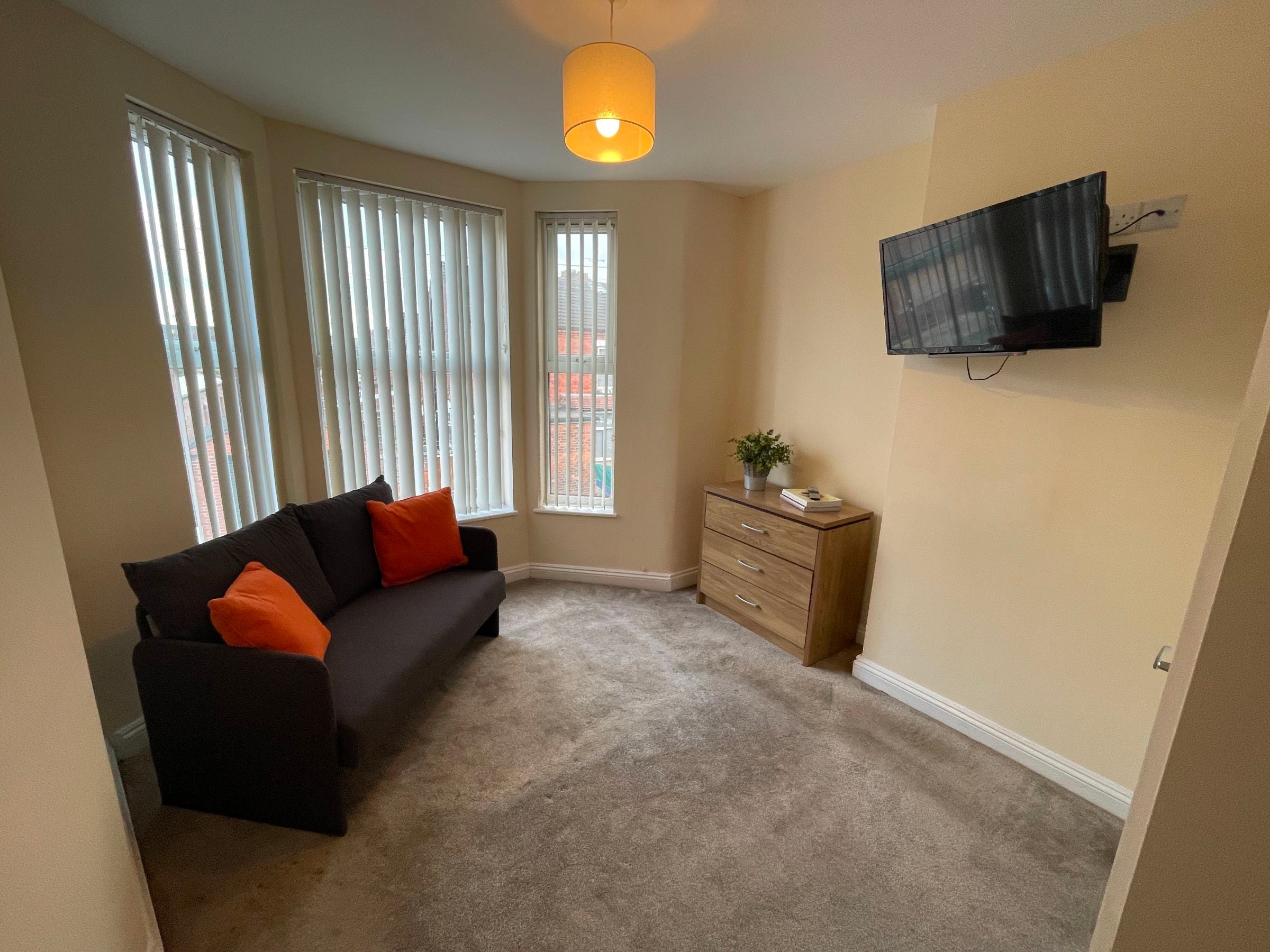 Room Derrington Avenue in Crewe