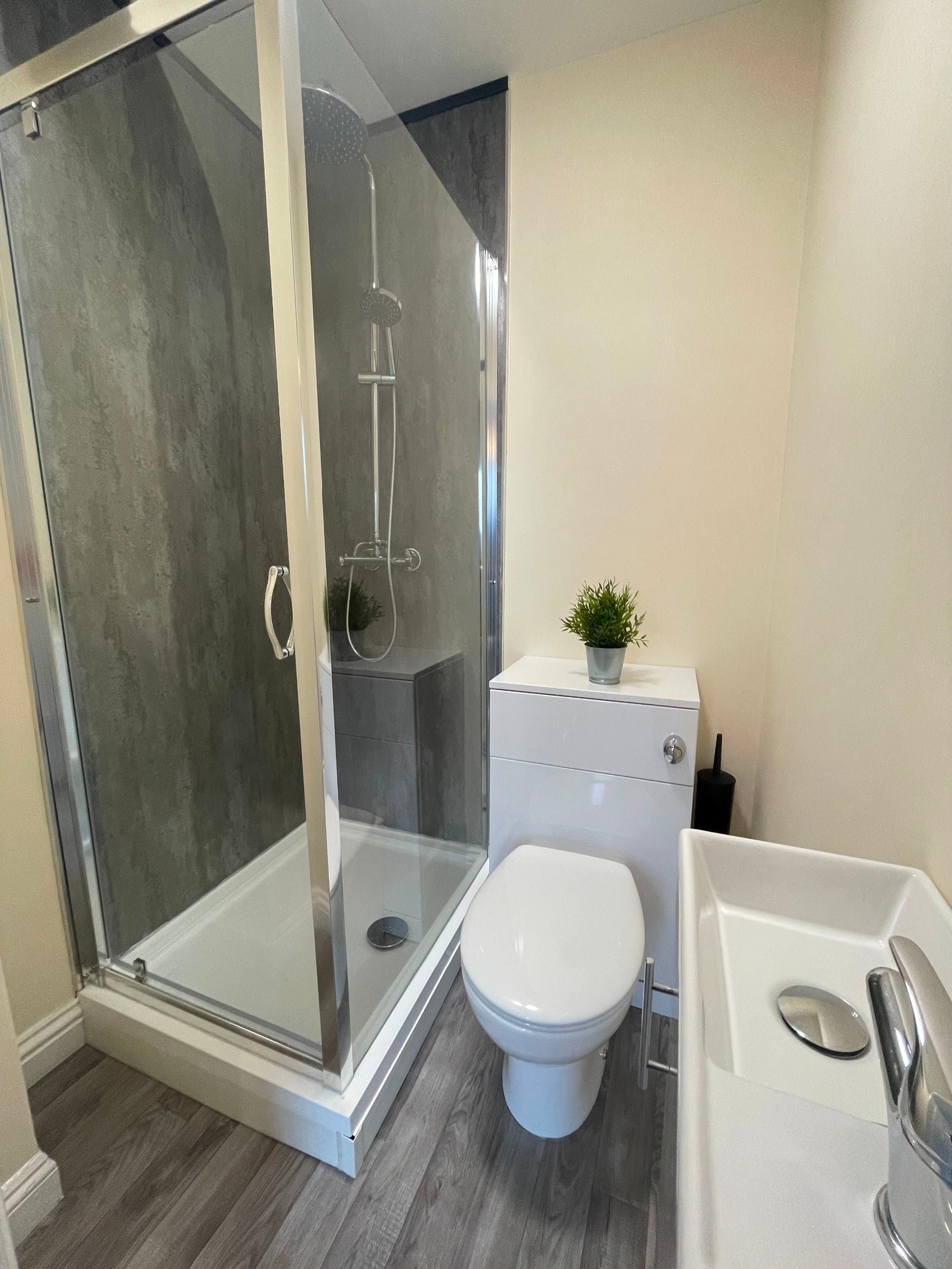Room Derrington Avenue in Crewe