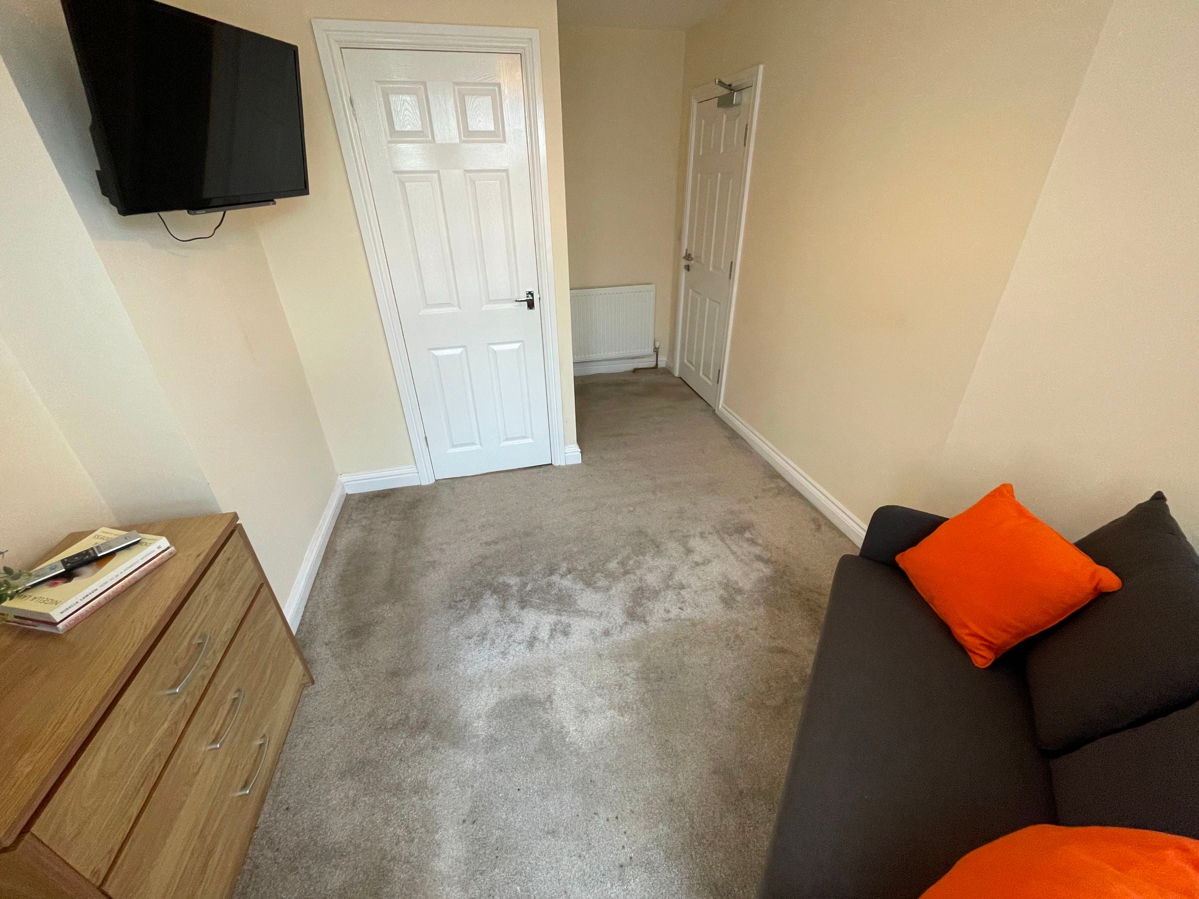 Room Derrington Avenue in Crewe
