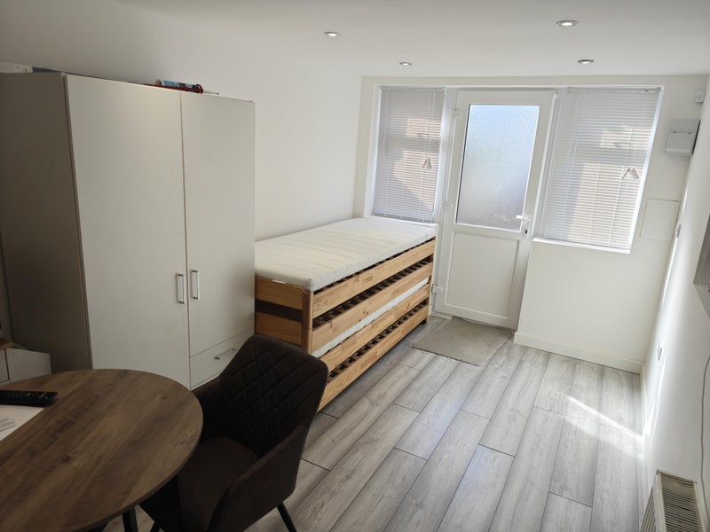 Room Thurcaston Road in Leicester