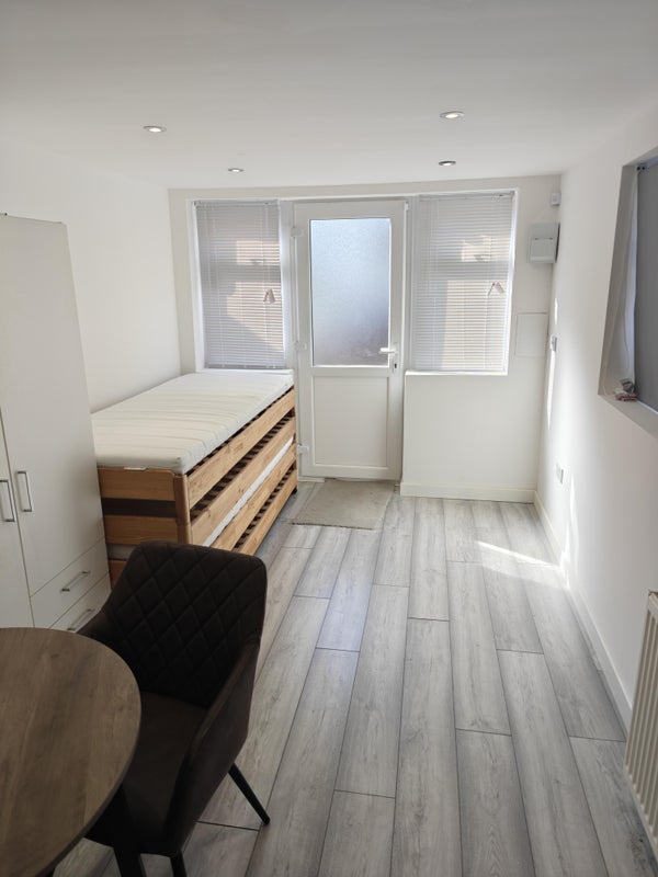 Room Thurcaston Road in Leicester