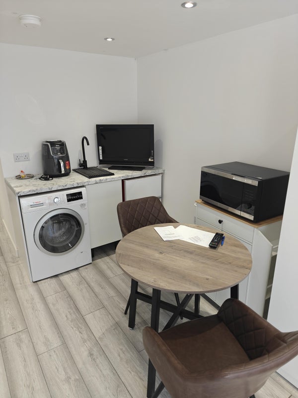 Room Thurcaston Road in Leicester