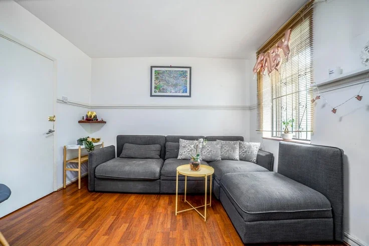 Flat Clapham Road in Greater London