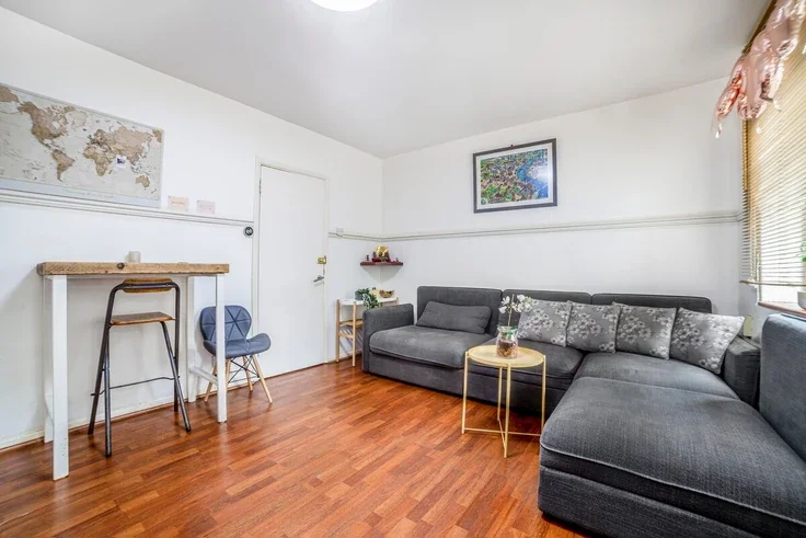 Flat Clapham Road in Greater London