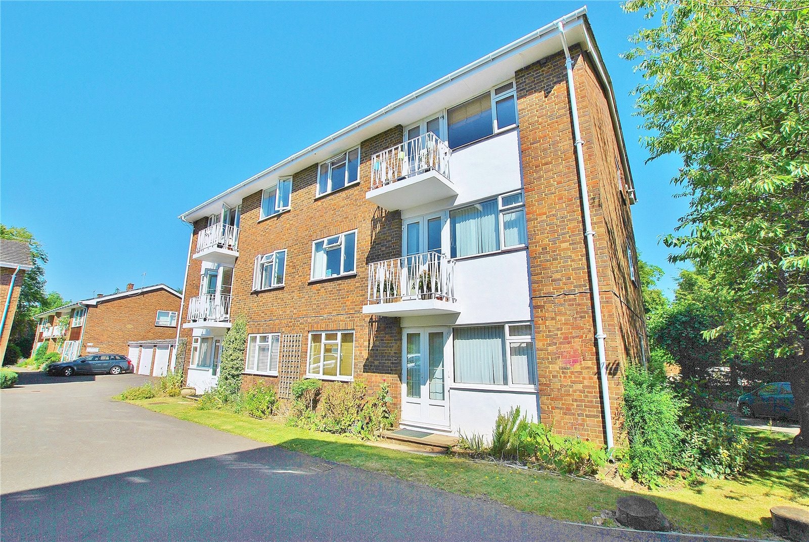 Flat Lower Edgeborough Road in Guildford