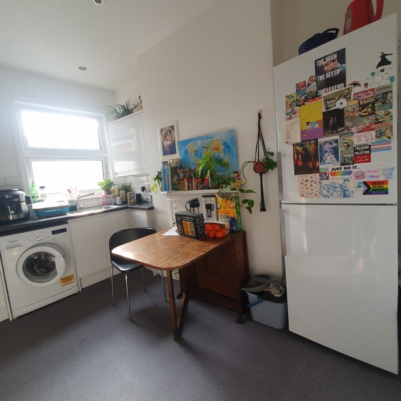 Room Grove Green Road in Greater London