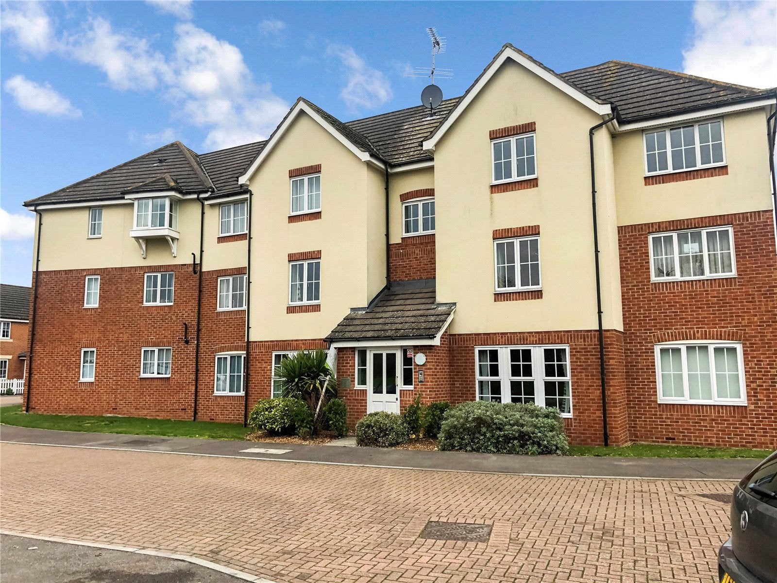 Flat Artillery Drive in Thatcham