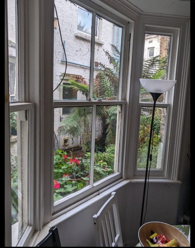 Room Mossford Street in Greater London