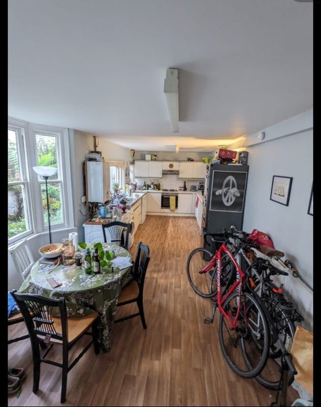Room Mossford Street in Greater London