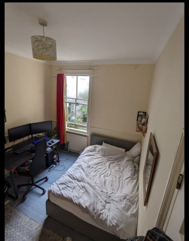 Room Mossford Street in Greater London