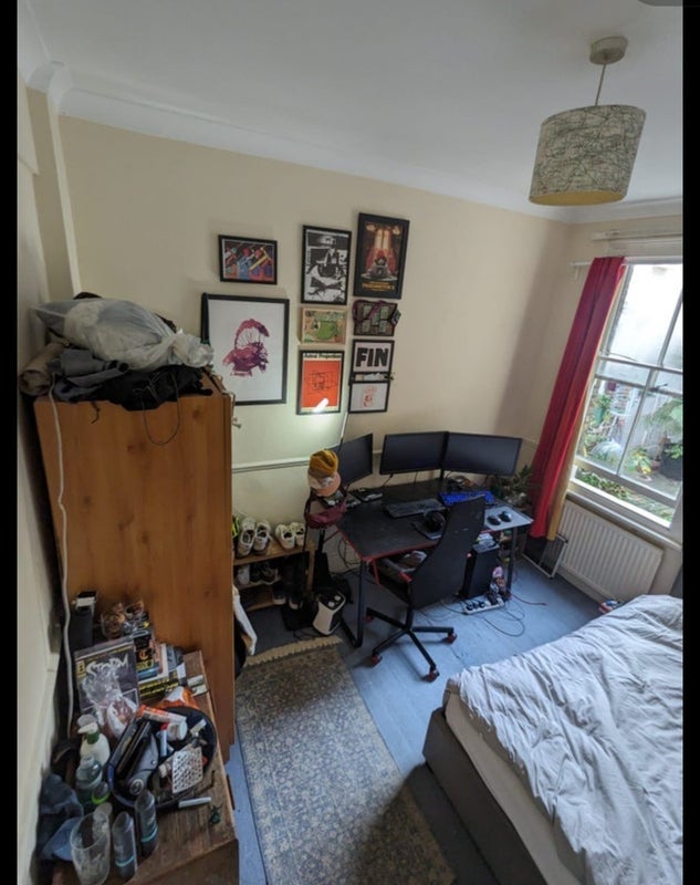 Room Mossford Street in Greater London