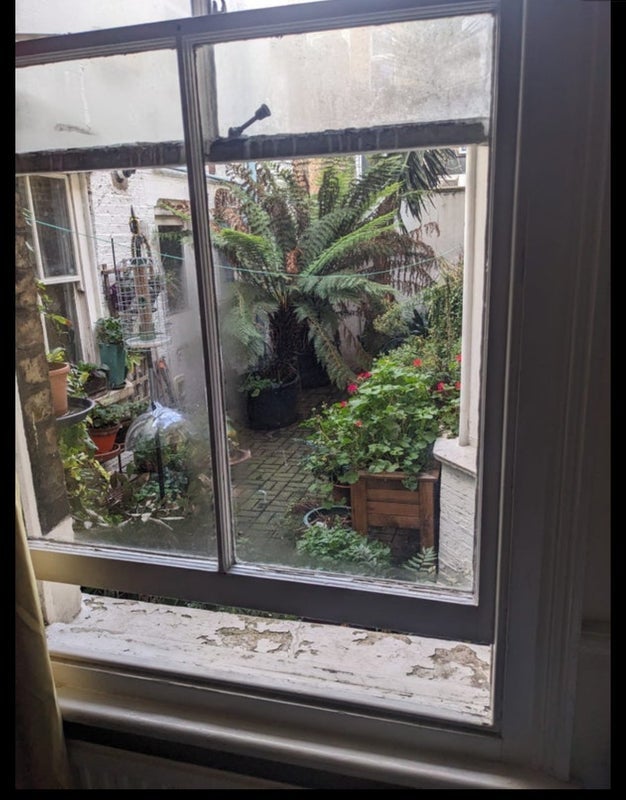 Room Mossford Street in Greater London