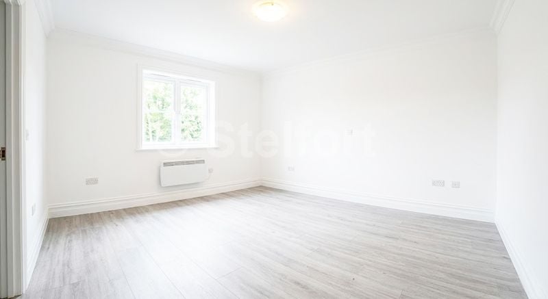 Flat Barking Road in Greater London