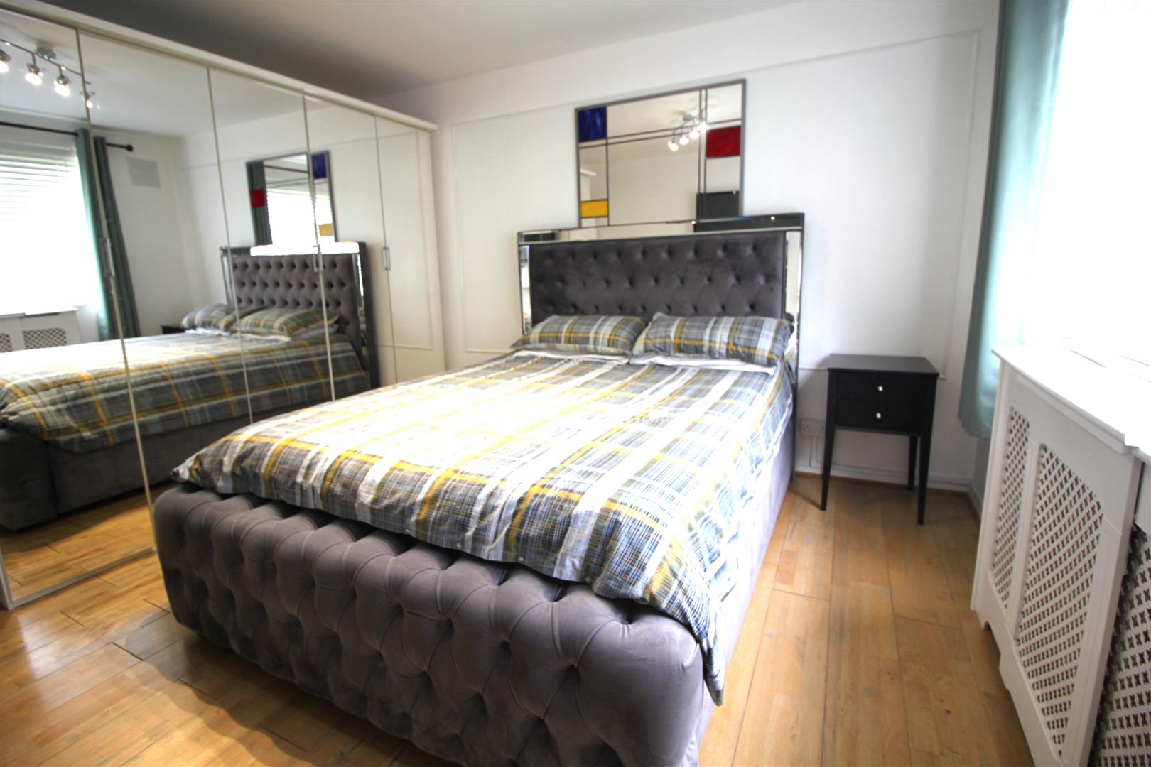 Flat Melrose Avenue in Greater London