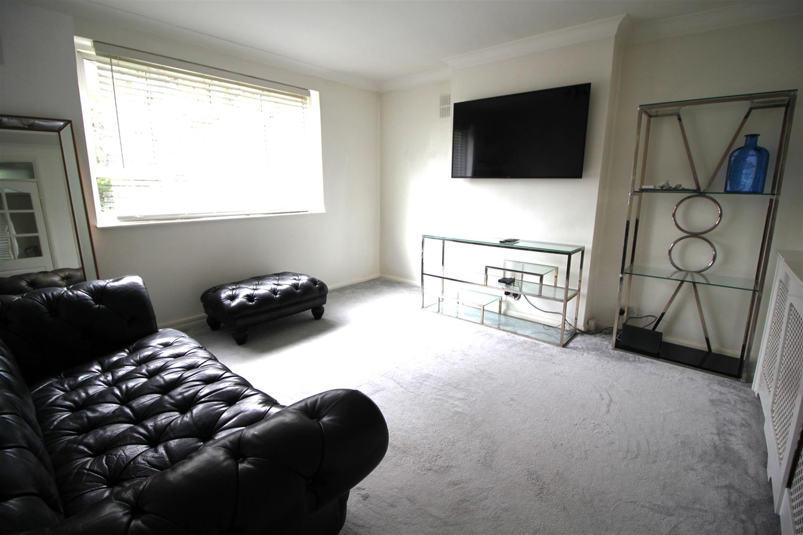 Flat Melrose Avenue in Greater London