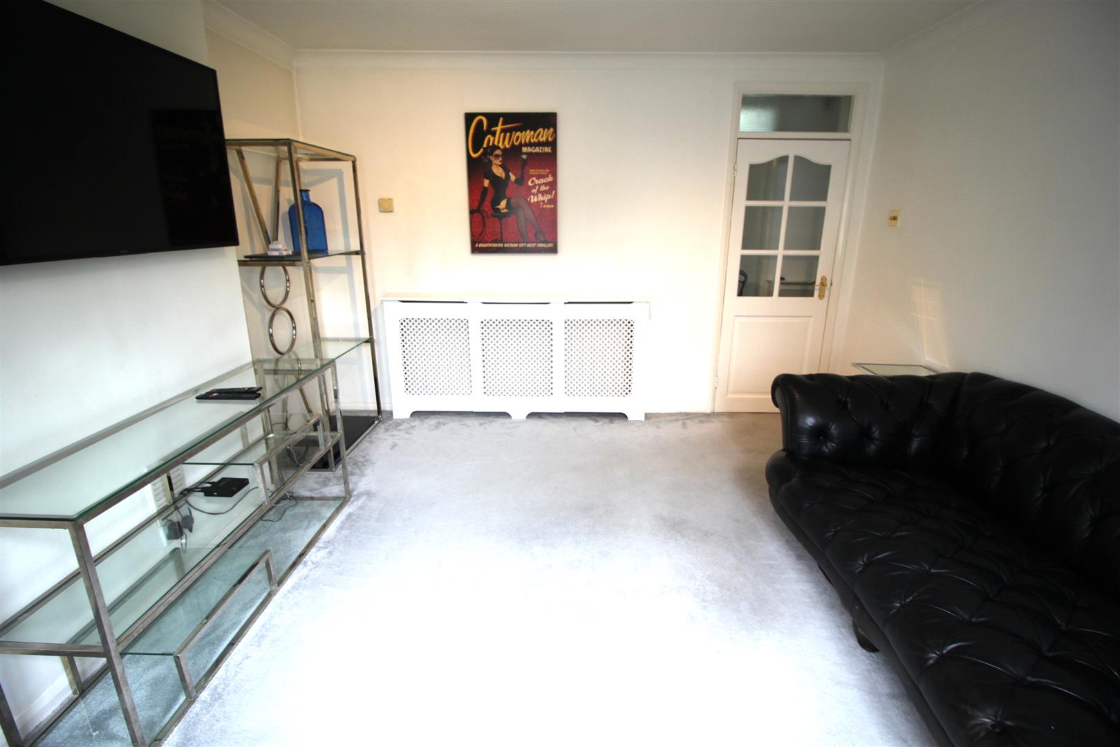 Flat Melrose Avenue in Greater London