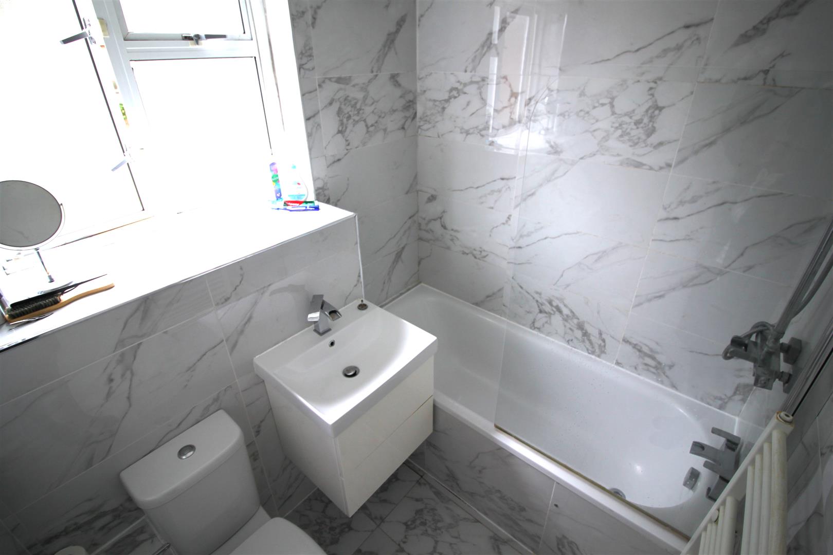 Flat Melrose Avenue in Greater London