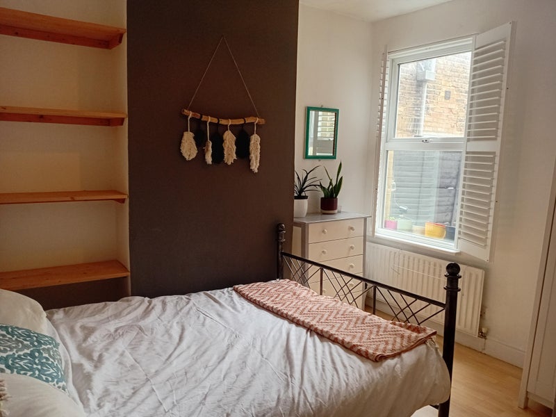 Room Ling Road in Greater London