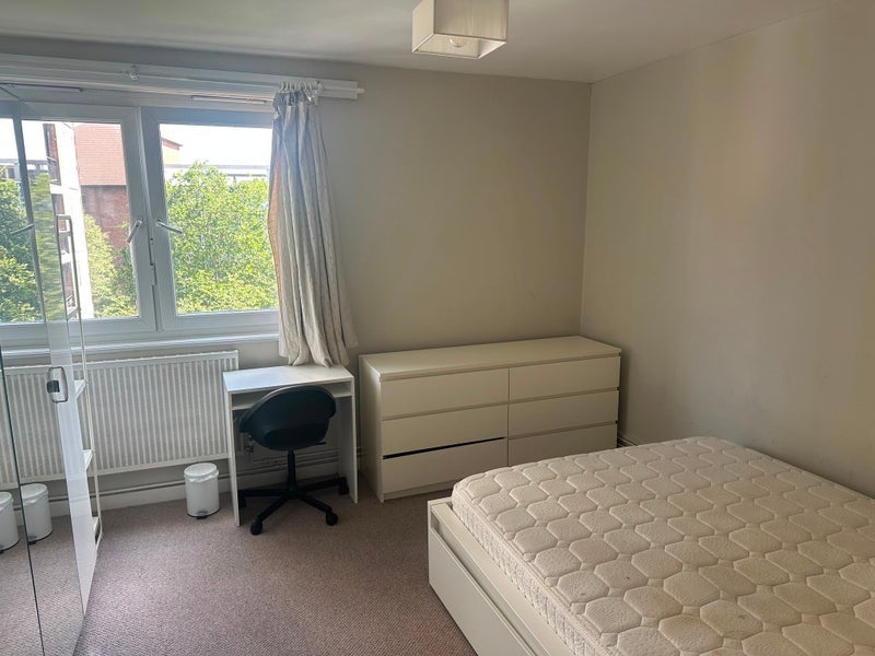 Room Sanctuary Street in Greater London