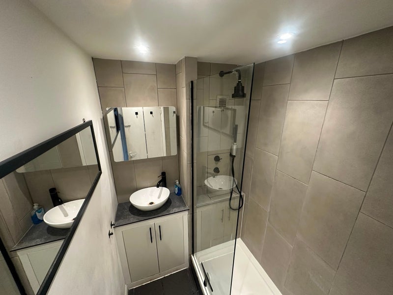 Room Sanctuary Street in Greater London