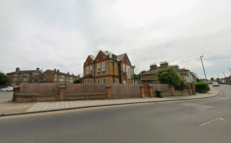 Flat Catford Hill in Greater London
