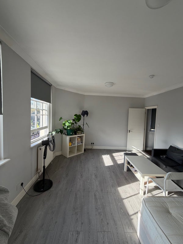 Room Pedley Street in Greater London