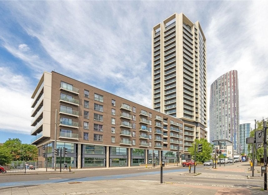 Flat High Street in Greater London