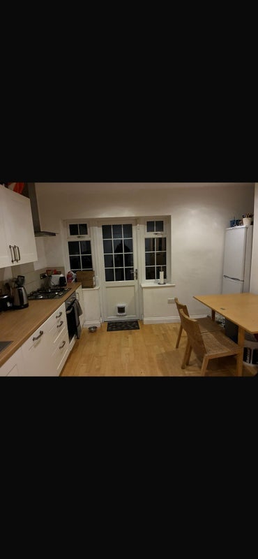 Room Regina Drive in Leeds
