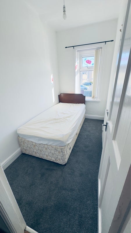 Room Parsonage Road in Bradford